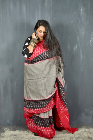 POCHAMPALLY SINGLE IKAT IRON GREY - BLACK - CANDY RED COTTON SAREE WITH IKAT BLOUSE PIECE