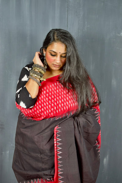 POCHAMPALLY SINGLE IKAT INK BLACK - CRIMSON RED COTTON SAREE WITH IKAT BLOUSE PIECE