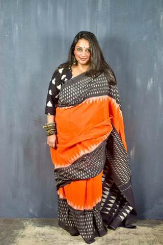 POCHAMPALLY SINGLE IKAT PUMPKIN ORANGE - BLACK COTTON SAREE WITH IKAT BLOUSE PIECE