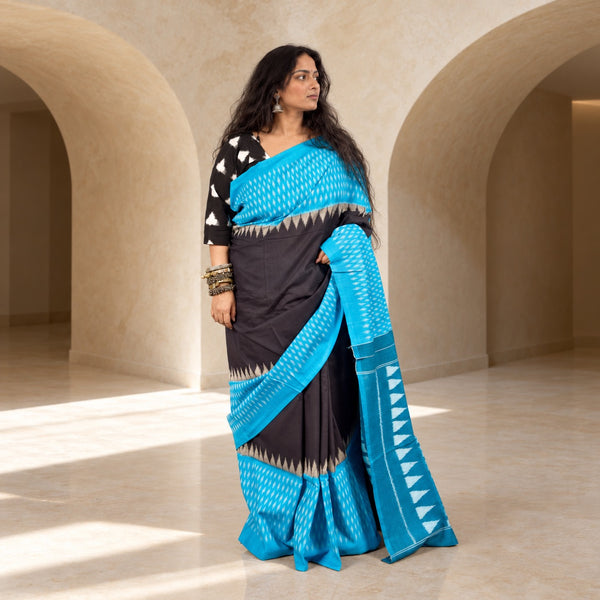 POCHAMPALLY SINGLE IKAT CERULEAN BLUE - BLACK COTTON SAREE WITH IKAT BLOUSE PIECE
