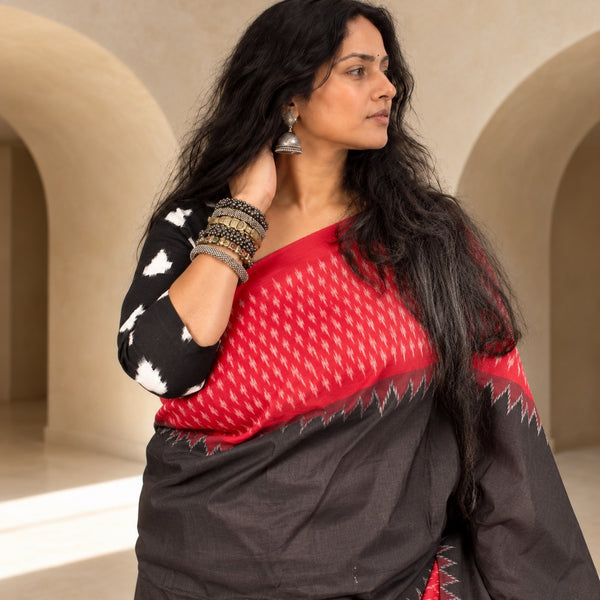 POCHAMPALLY SINGLE IKAT INK BLACK - CRIMSON RED COTTON SAREE WITH IKAT BLOUSE PIECE